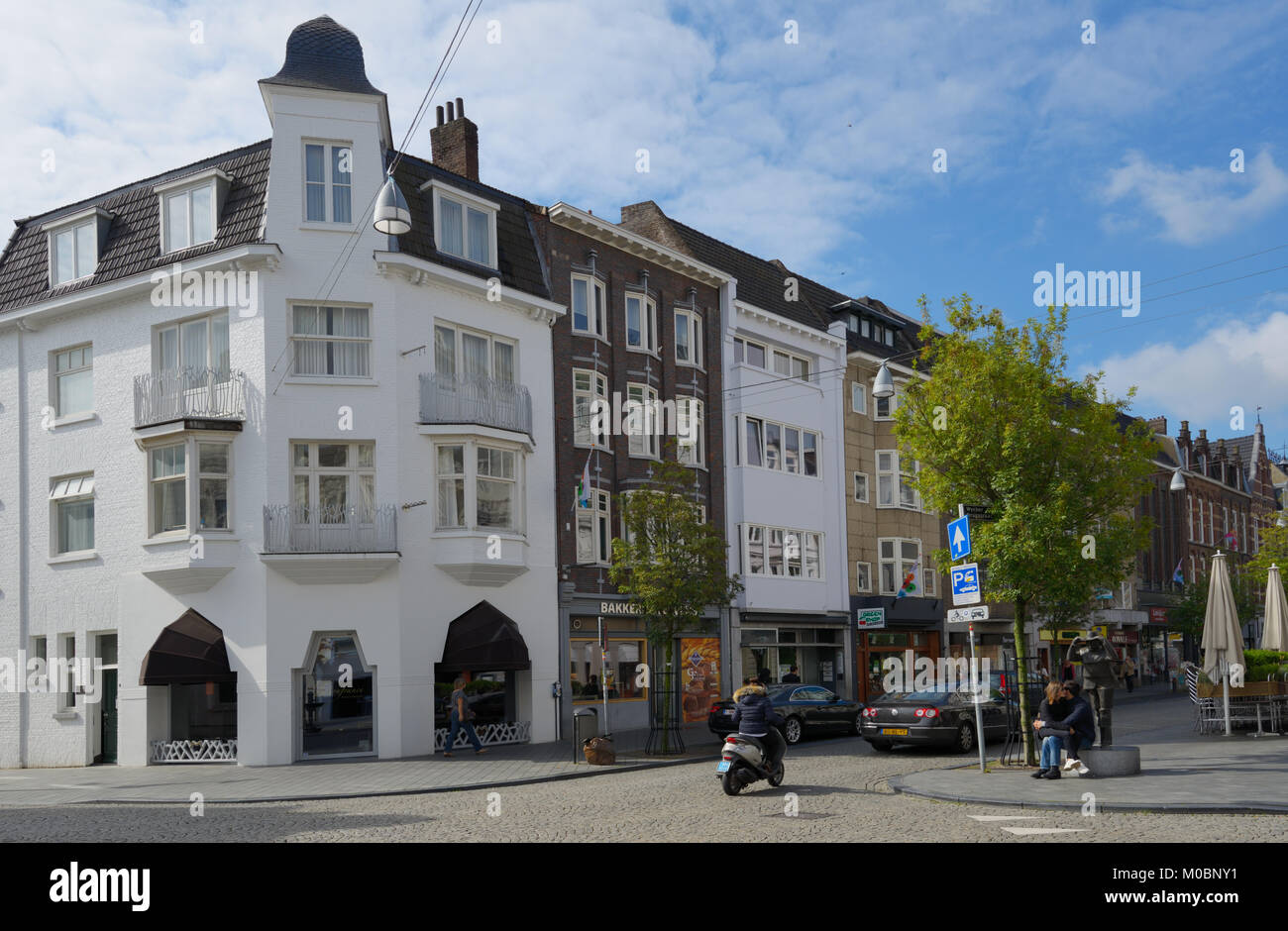 Maastricht, Paesi Bassi - 8 Settembre 2013: la gente sulla Wycker Brugstraat street in una soleggiata giornata autunnale. Statua 'De Wiekeneer' (abitante locale) ma Foto Stock