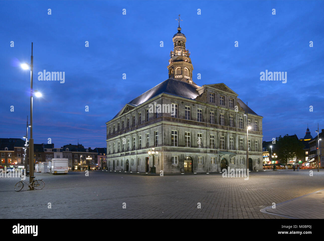 Maastricht, Paesi Bassi - 7 Settembre 2013: Municipio sulla piazza del mercato di Maastricht, Paesi Bassi il 7 settembre 2013. L'edificio fu eretto Foto Stock