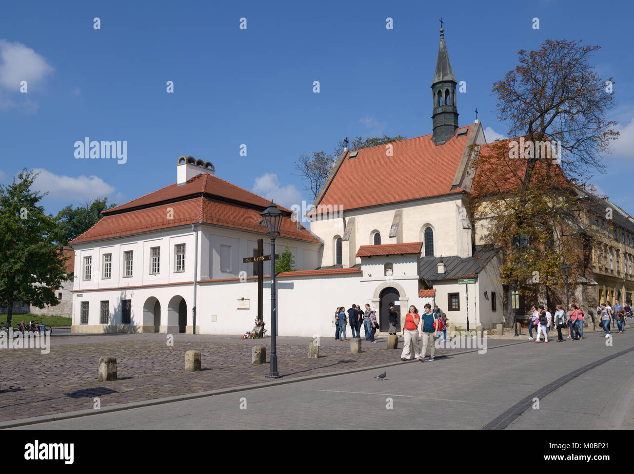 Cracovia in Polonia - 15 Settembre 2013: turisti nei pressi della chiesa di San Giles. Chiesa gotica fu costruita nella prima metà del XIV secolo e oggi Foto Stock