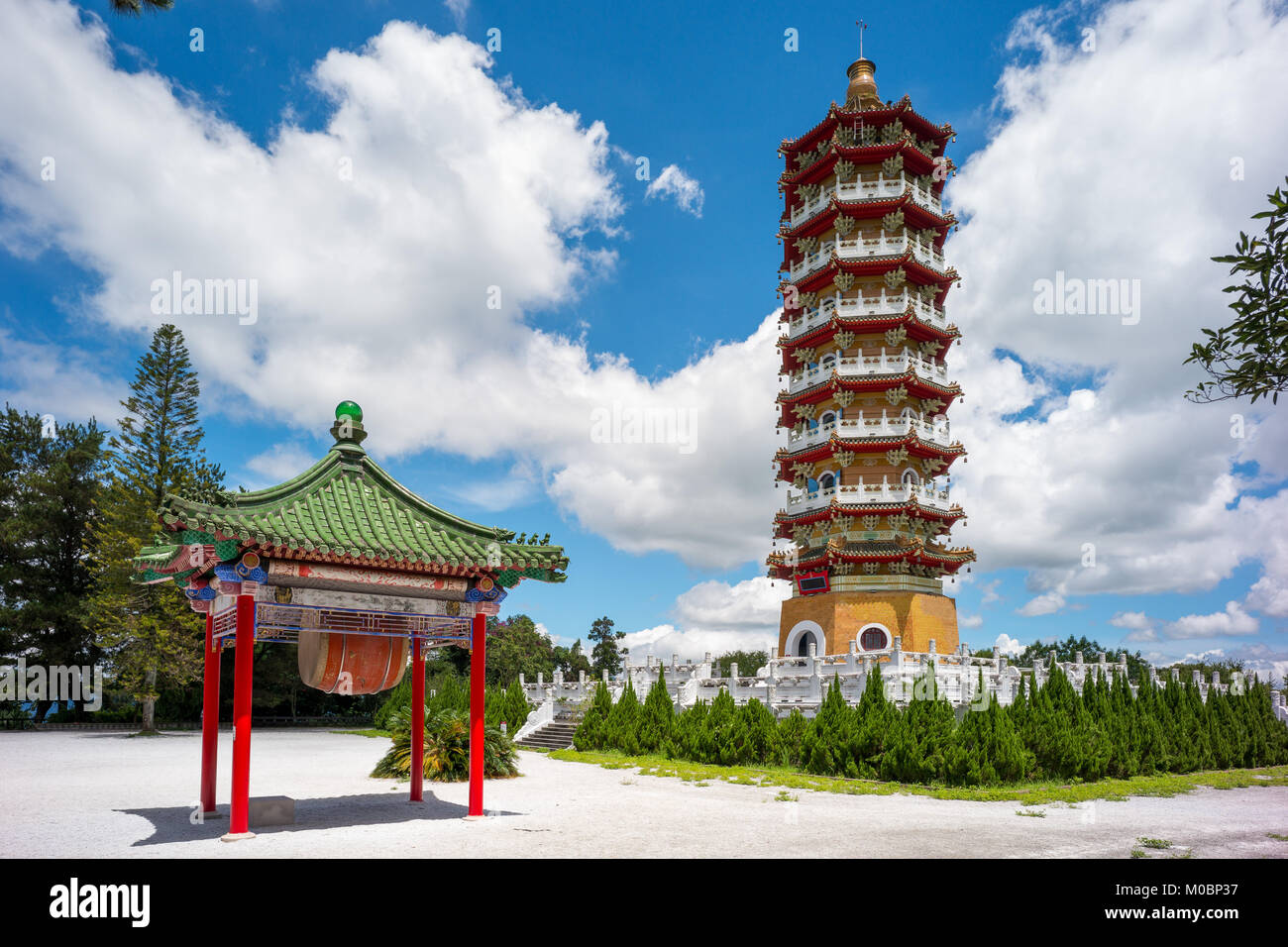 Ci En Pagoda vicino Sole-luna Lago Foto Stock