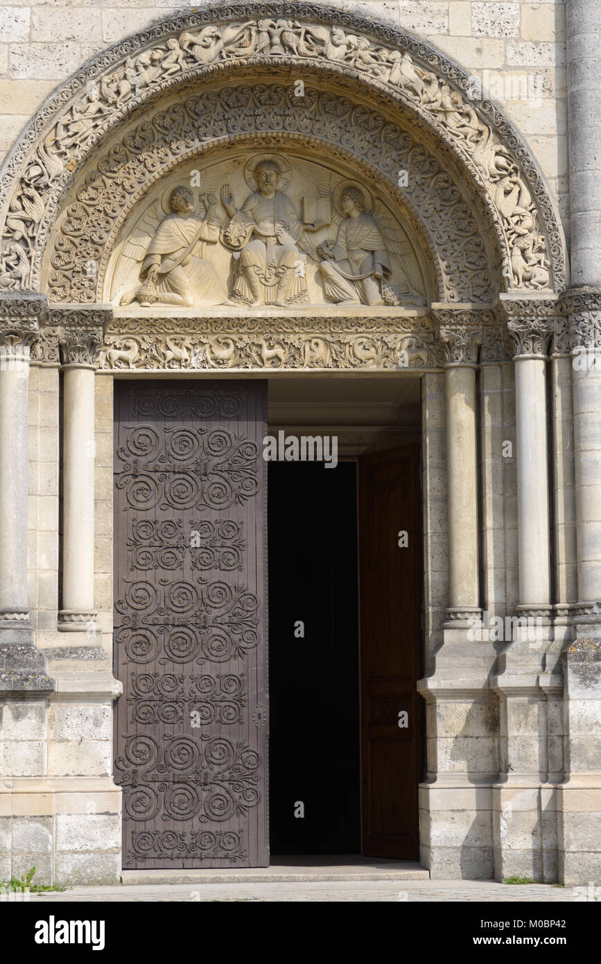 Angouleme, Francia - 26 Giugno 2013: ornati in ingresso alla Cattedrale di Saint-Pierre. La chiesa è un esempio di architettura romanica e la scultura e è Foto Stock