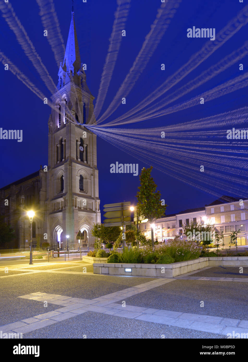 Bergerac, Francia - 28 Giugno 2013: vista notturna alla chiesa di Notre Dame sulla piazza centrale. La chiesa è stata progettata da Paul Abadie in neogotica styl Foto Stock