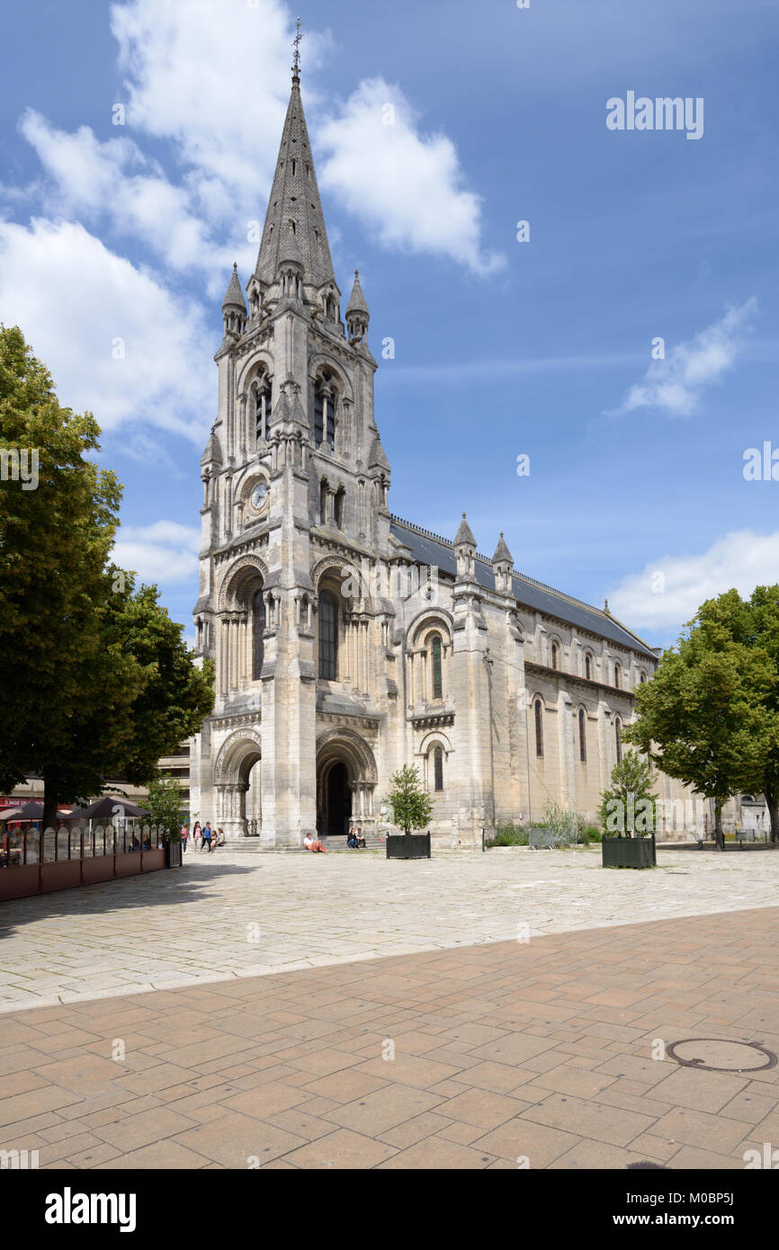 Angouleme, Francia - 26 Giugno 2013: San Marziale in chiesa un giorno d'estate. Costruito nel 1853, la chiesa è elencato come monumento storico di Francia dal 2001 Foto Stock