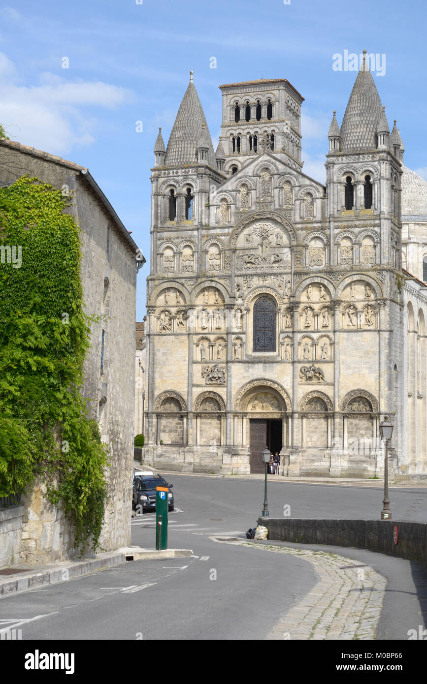 Angouleme, Francia - 26 Giugno 2013: Cattedrale di Saint-Pierre in un giorno di estate. La chiesa è un esempio di architettura romanica e la scultura e th Foto Stock