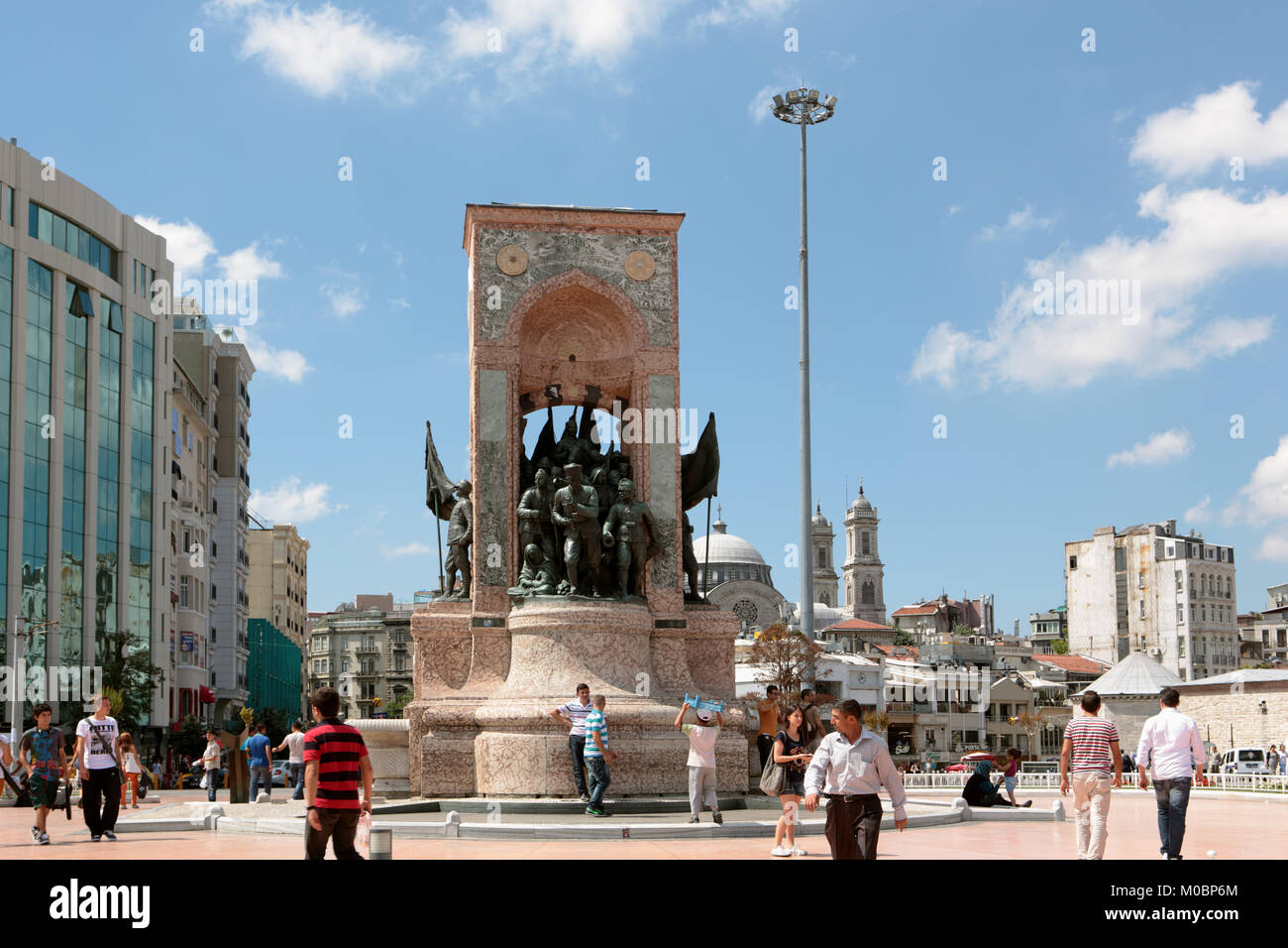 ISTANBUL, TURCHIA - GIUGNO 30: Persone che camminano vicino al Monumento della Repubblica in Piazza Taksim a Istanbul, Turchia il 30 giugno 2012. Foto Stock