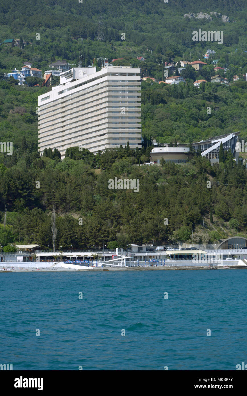 Yalta, Ucraina - 11 Maggio 2013: costruzione di Yalta hotel a Yalta, Crimea, Ucraina il 11 maggio 2013. Ci sono 1140 camere, 3 piscine, 16 conferenze Foto Stock