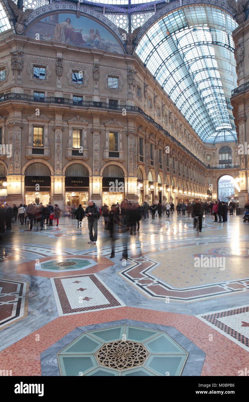 Milano, Italia - 02 Gennaio 2013: la gente in Galleria Vittorio Emanuele II. Costruito da Giuseppe Mengoni nel 1865-1877, è uno dei più antichi del mondo sh Foto Stock