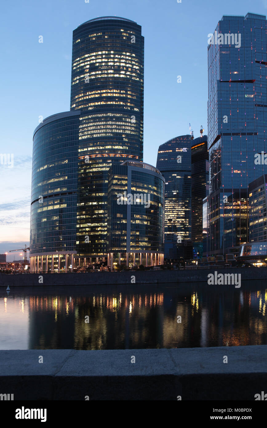 Mosca, Russia - 5 Giugno 2012: Moscow international business center 'Mosca città' in serata. La costruzione iniziò nel 1995, i costi per il presente Foto Stock