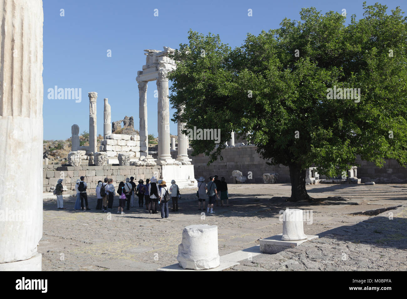 Bergama, Turchia - Agosto 16, 2011: turisti nella città antica di Pergamon, ora Bergama, la Turchia il 16 agosto 2011 Foto Stock