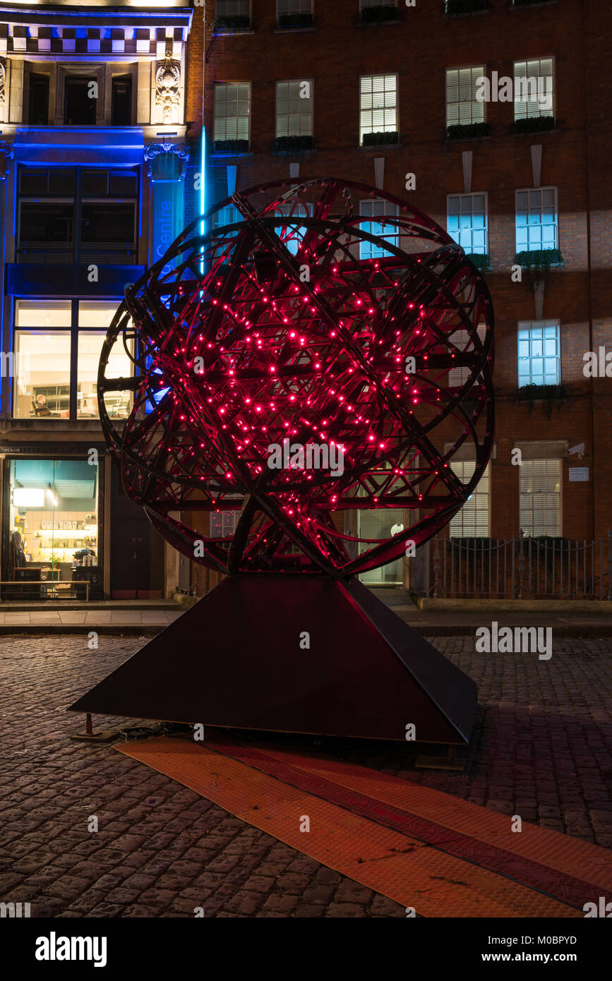 LONDON, Regno Unito - 18 gennaio 2018: Lumiere di Londra festival dispone di installazioni di luce tra cui Simeone di Nelson's Cosmoscope su Store Street. Foto Stock