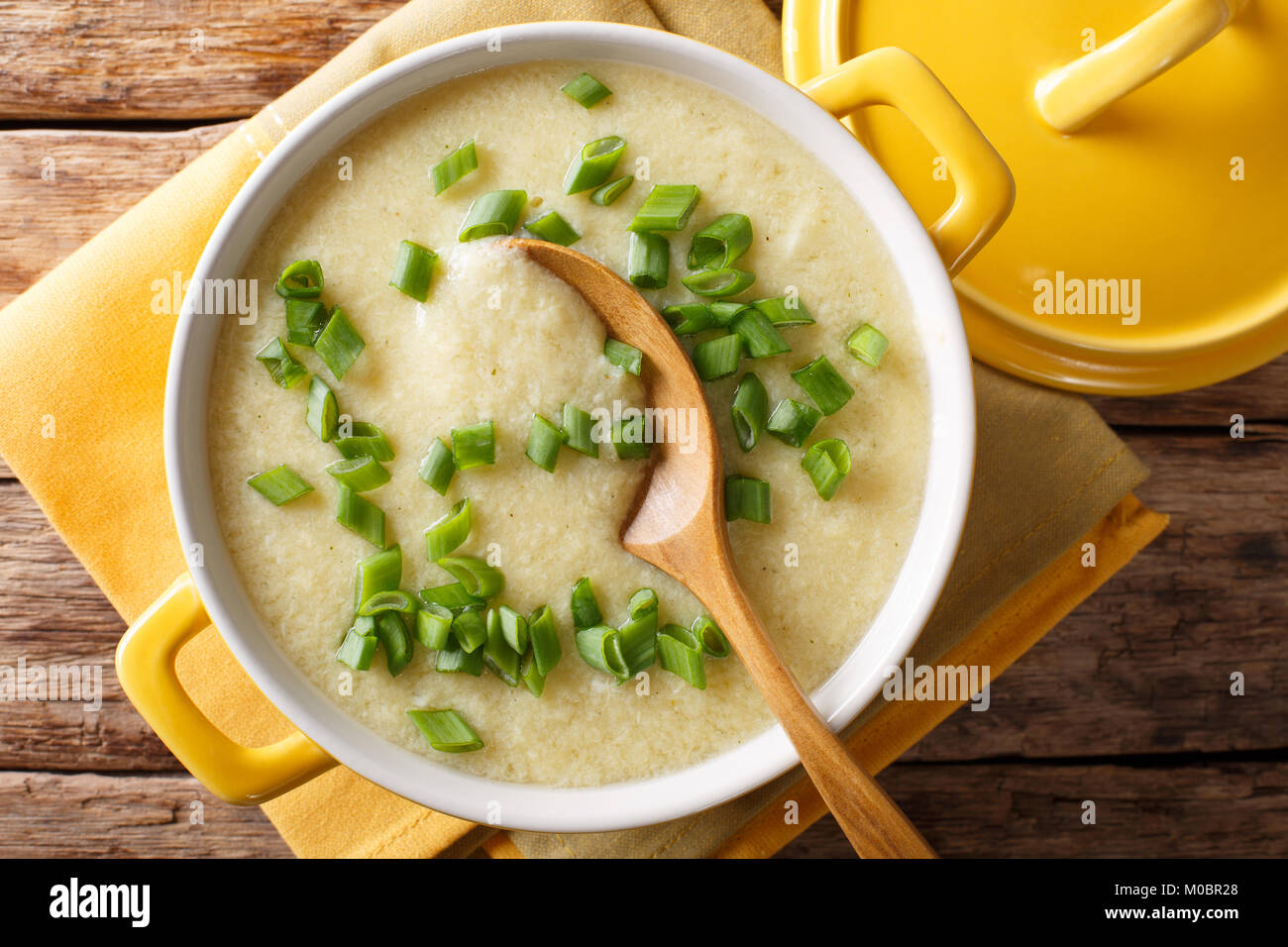 Uovo zuppa di caduta con un fresco e cipolla verde vicino fino in una ciotola. parte superiore orizzontale vista da sopra Foto Stock