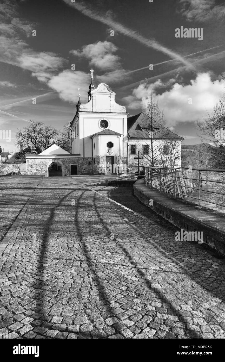 Dobrichovice, Repubblica Ceca - 6 Gennaio 2018: Chiesa di San Giuda Taddeo e il castello di Dobrichovice. Questo grazioso castello servita come l'estate ri Foto Stock