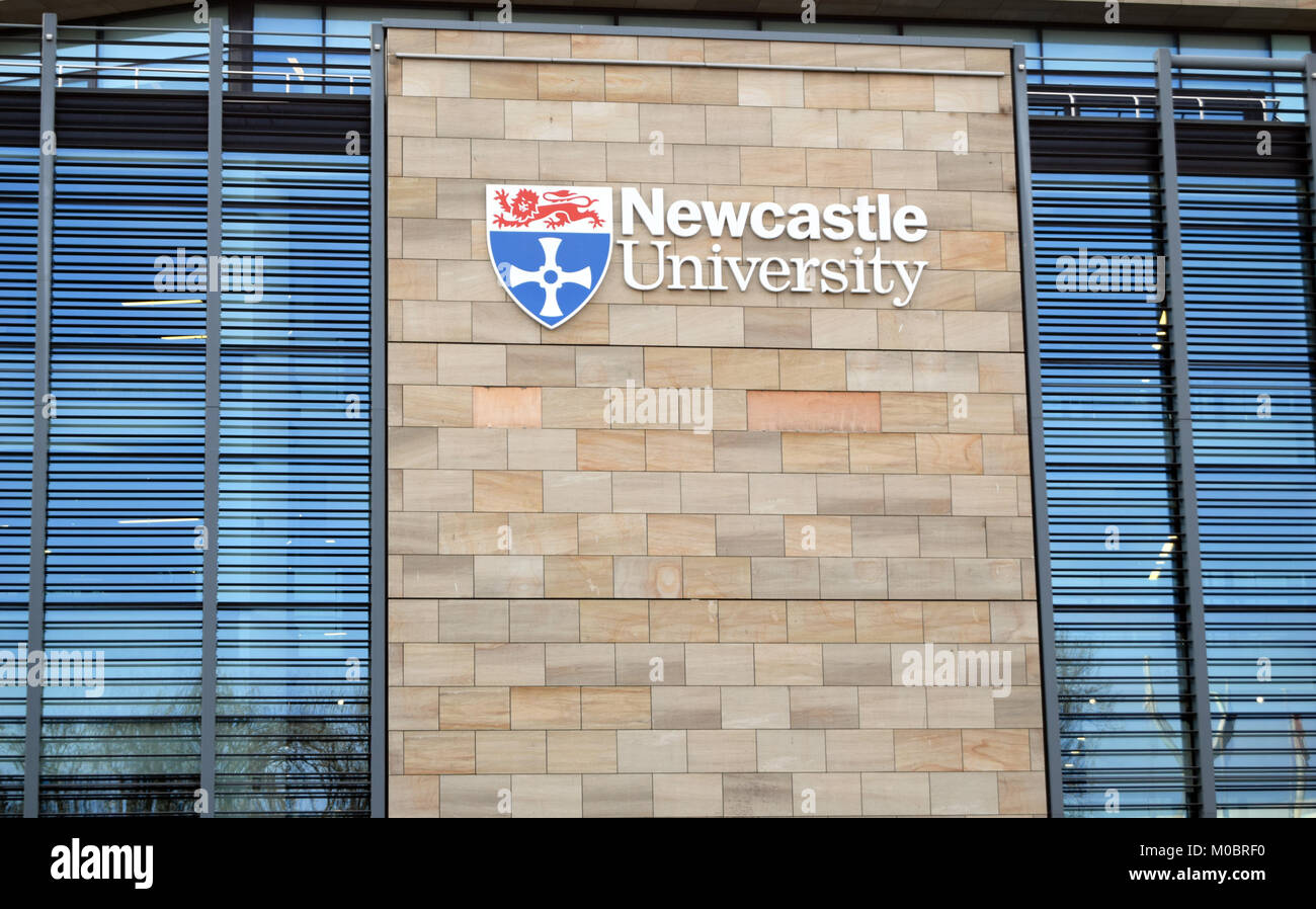 Università di Newcastle building e il logo Foto Stock