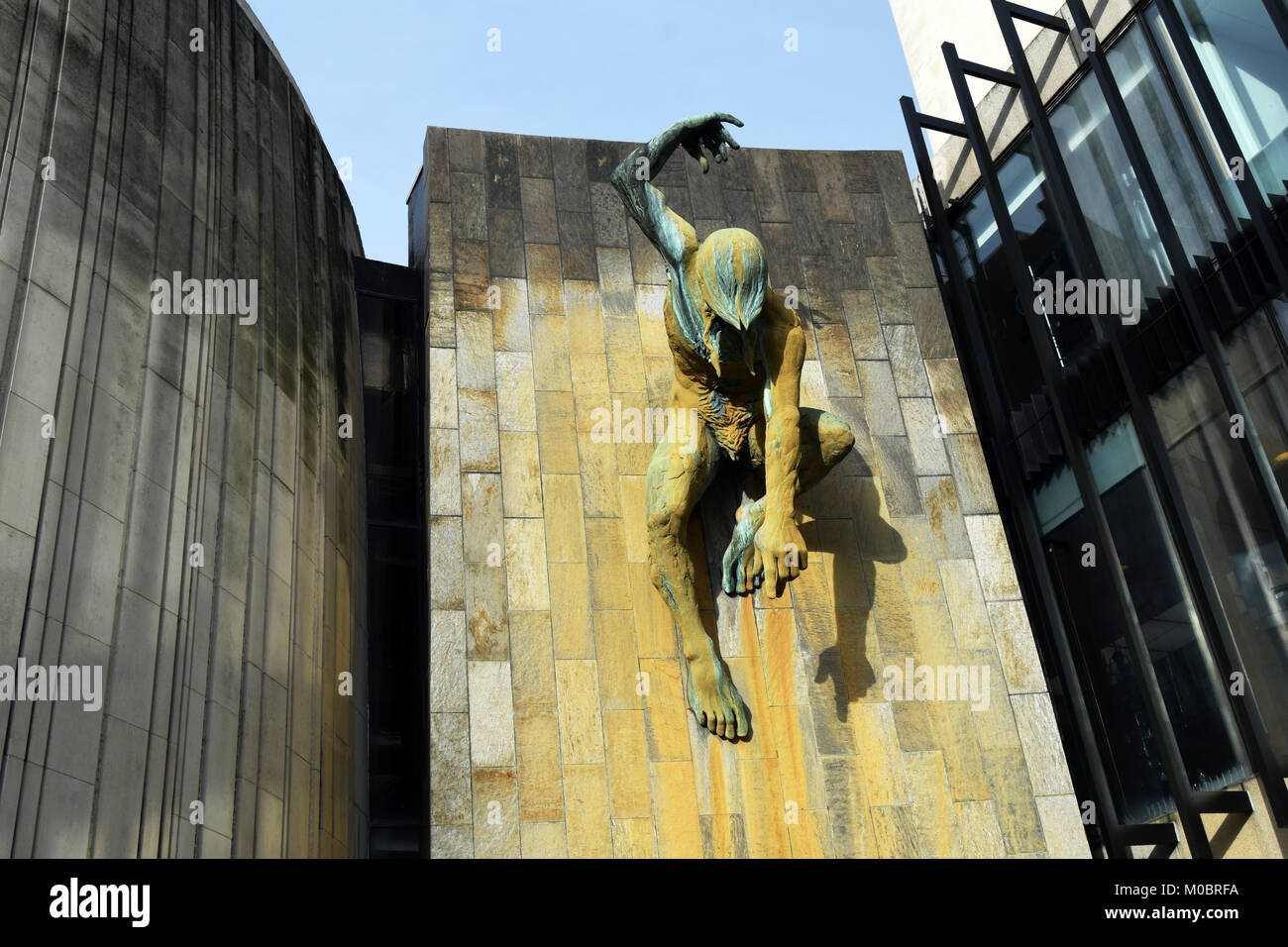 Dio Fiume Tyne statua in bronzo e una fontana a Newcastle civic center Foto Stock