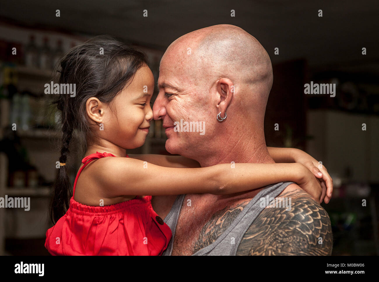 Un simpatico, giovane ragazza filippina va il naso a naso con il suo amico nelle Filippine. Foto Stock