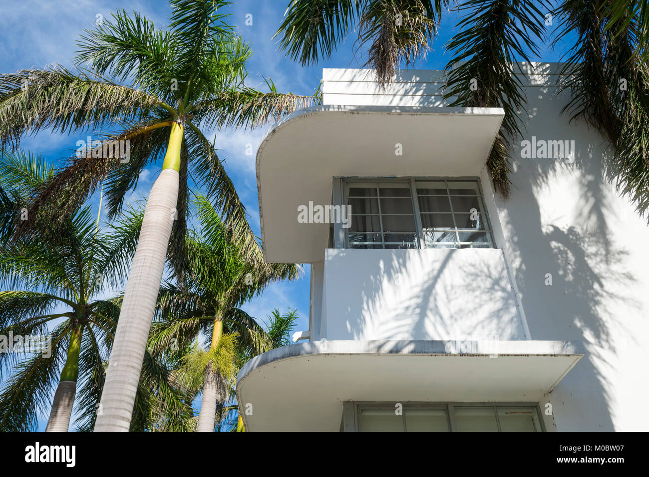 Dettaglio della classica architettura Art Deco con palme e cielo blu a South Beach, Miami, Florida Foto Stock