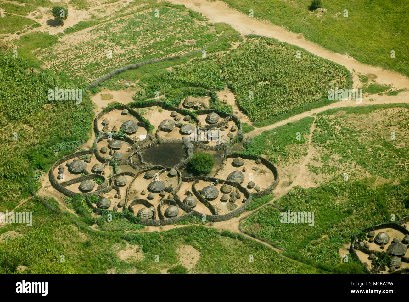 In Uganda, Karamoja, Kotido, karamojong tribù pastorale, vista aerea di alloggiamento tipiche Manyata cluster, la fattoria con capanne e massa di bestiame, la recinzione di legno è una protezione dalla tribù ostili e bovini raiders Foto Stock