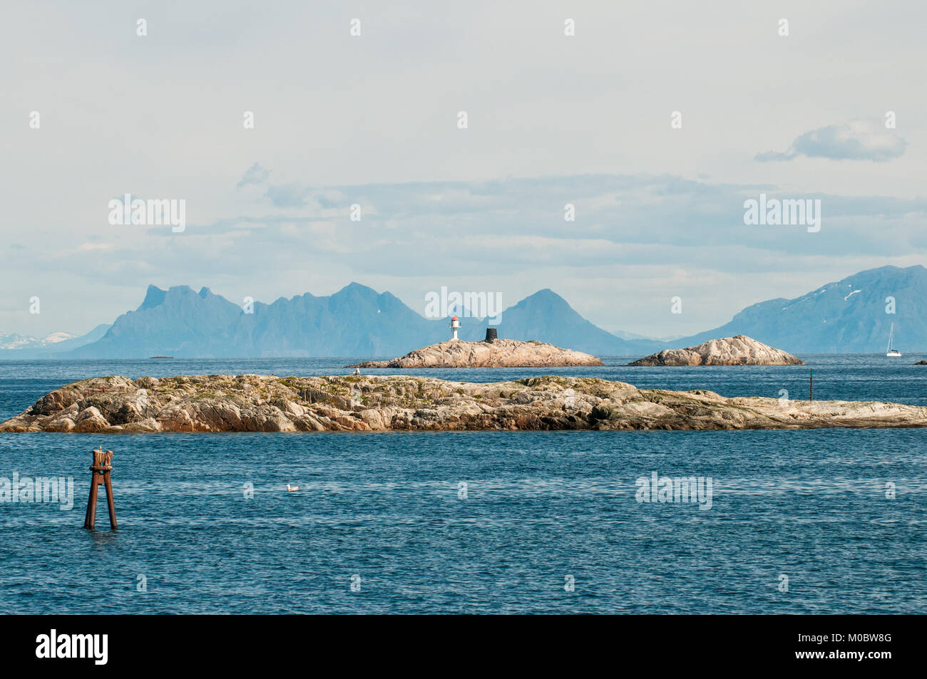 Il paesaggio della costa a Henningsvaer sulle isole Lofoten in Norvegia del nord. Foto Stock