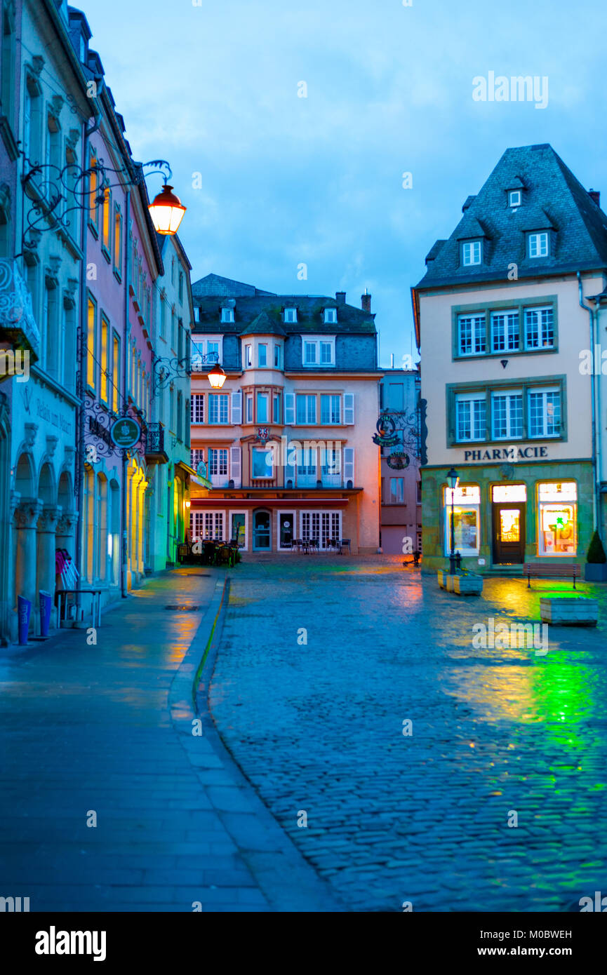 Le strade storiche di Echternach con le luci della notte, Lussemburgo Foto Stock