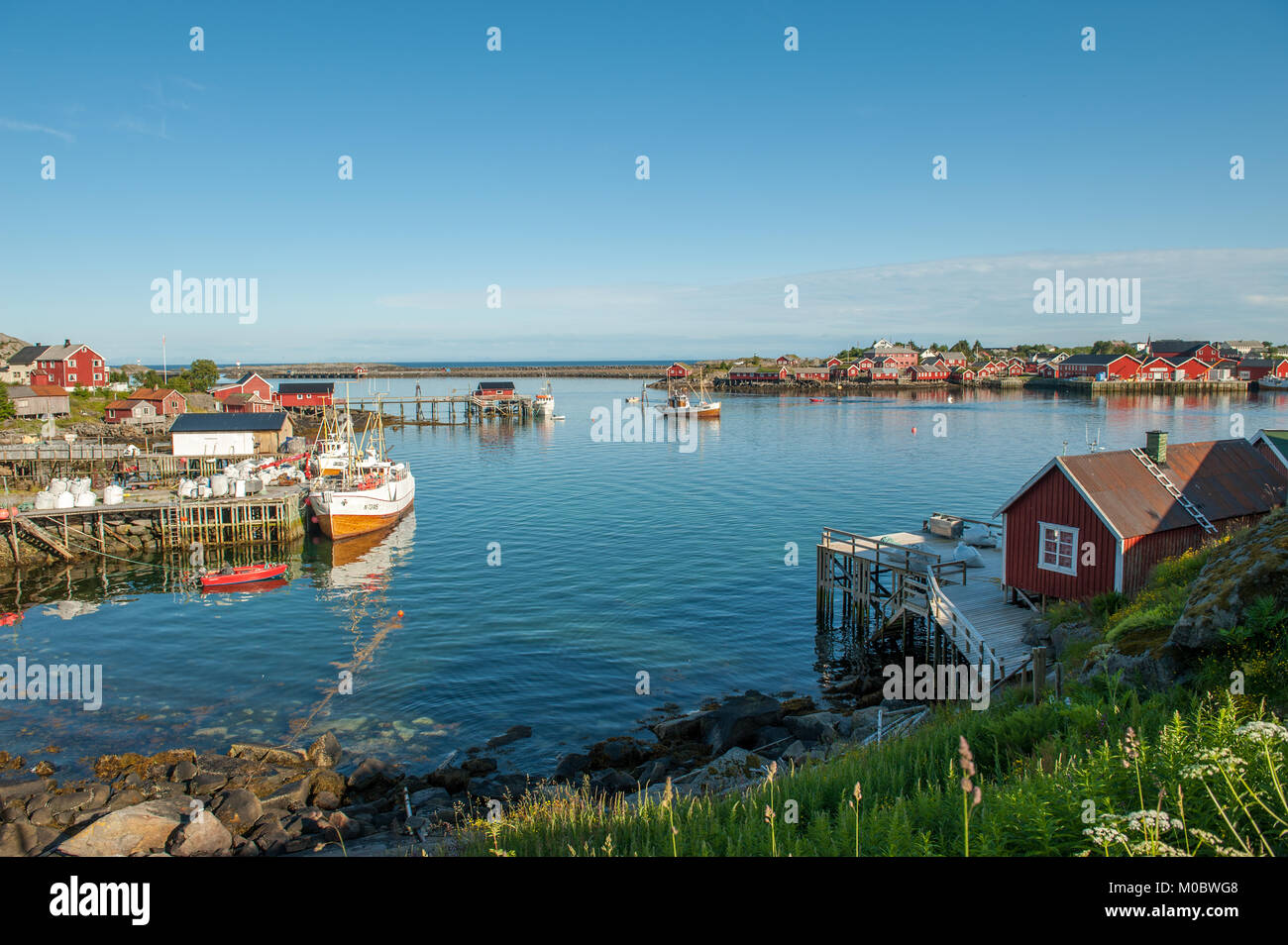 Nordic serata estiva in luglio 4, 2011 in Reine. Reine è un pittoresco villaggio di pescatori e una popolare destinazione di viaggio sulle Isole Lofoten Foto Stock