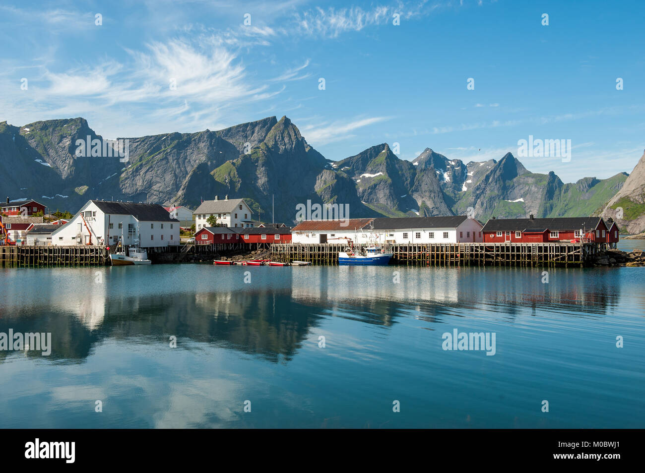 Porto di pesca a Hamnoy in Lofoten. Hamnoy è un idilliaco villaggio di pescatori e una popolare destinazione di viaggio nel nord della Norvegia. Foto Stock