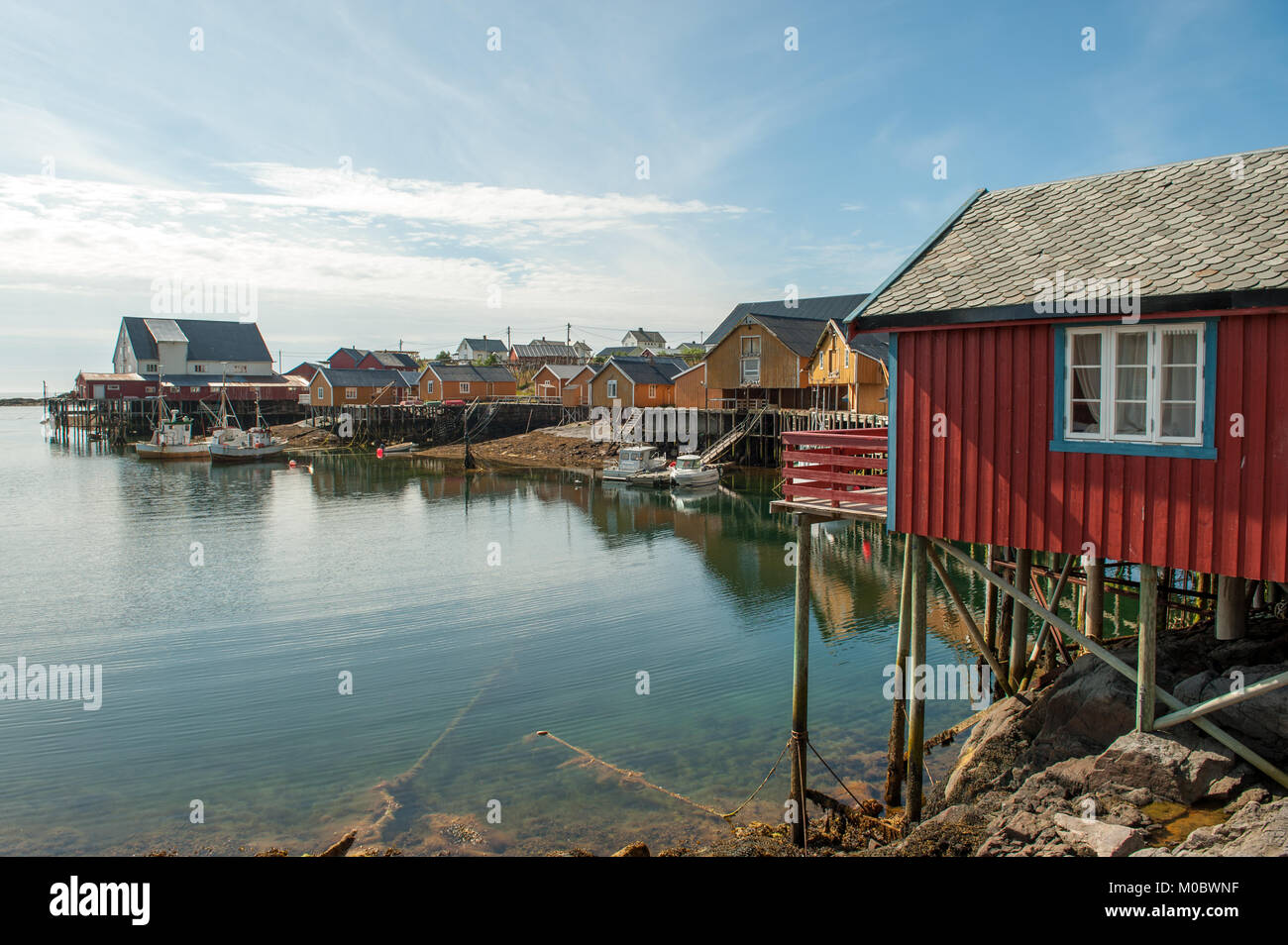 Tipica rorbu cottages in Tind, Lofoten. Queste case sono state tradizionale cottage stagionale utilizzato dai pescatori in Lofoten. Foto Stock