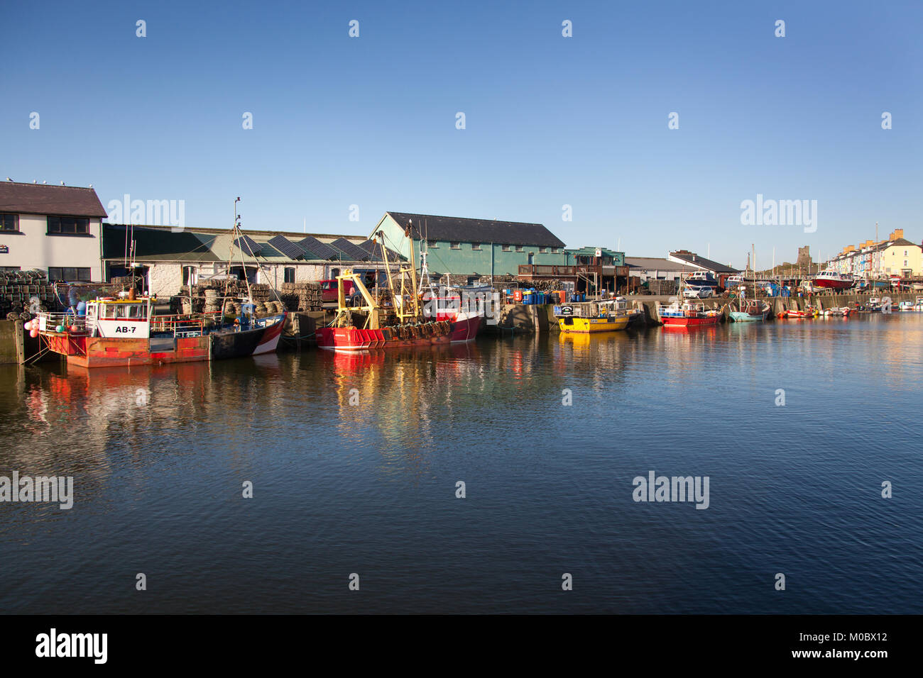 Città di Aberystwyth, Galles. Vista pittoresca di barche da pesca ormeggiate a Aberystwyth Harbour. Foto Stock