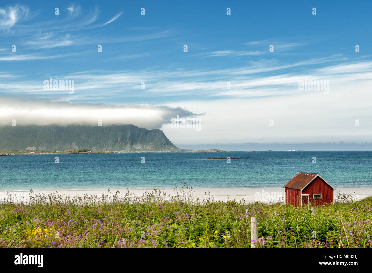 Il paesaggio della costa a Ramberg sulle isole Lofoten in Norvegia del nord. Lofoten è una popolare destinazione turistica. Foto Stock