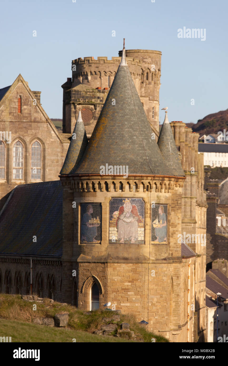 Città di Aberystwyth, Galles. Vista pittoresca di murales sul grado 1 elencati, Collegio vecchio edificio torri del sud. Foto Stock