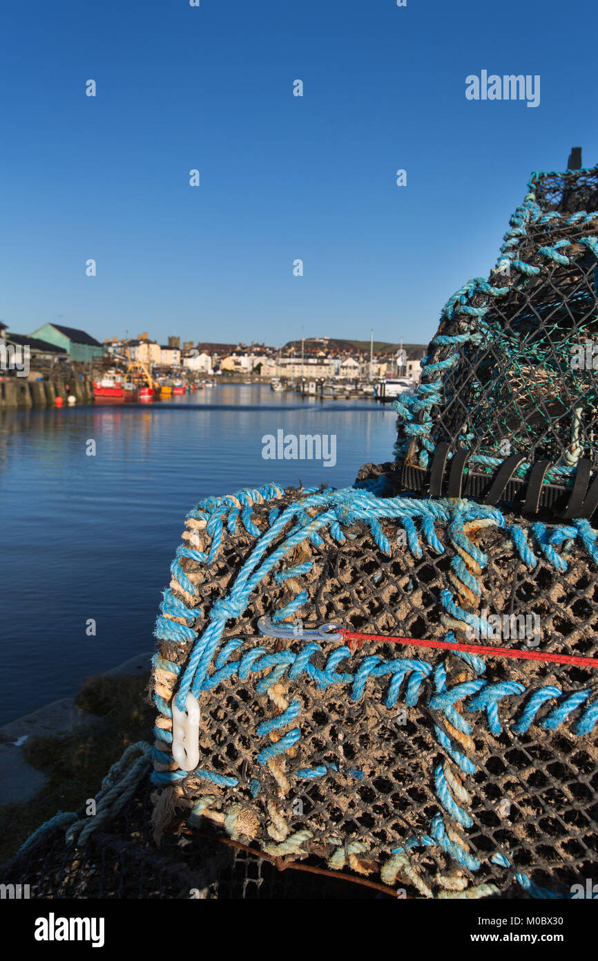 Città di Aberystwyth, Galles. Una vista pittoresca del Lobster Pot sulla banchina di Aberystwyth Harbour, con il porto al di fuori della messa a fuoco in background. Foto Stock