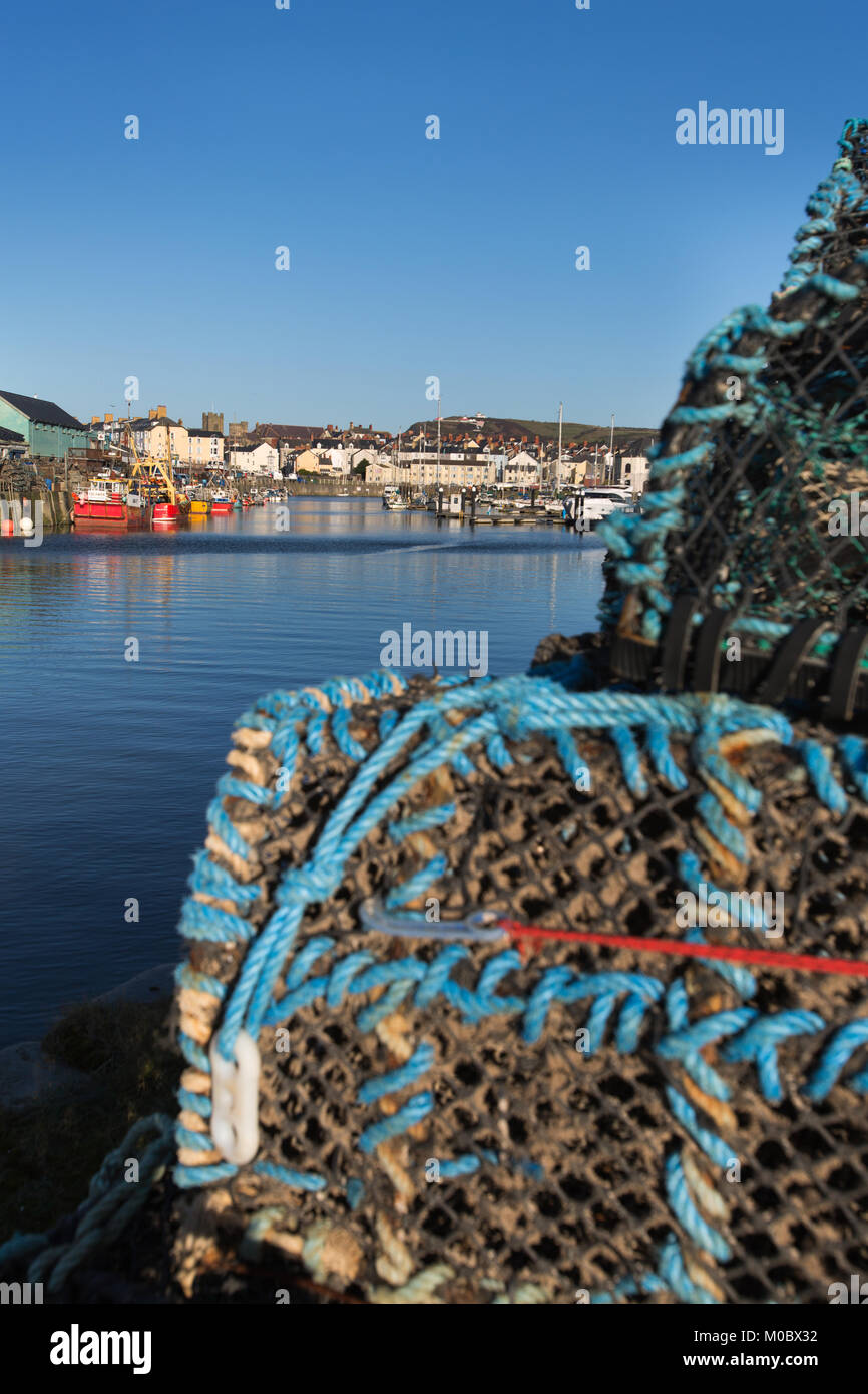 Città di Aberystwyth, Galles. Vista pittoresca di barche da pesca ormeggiate a Aberystwyth Harbour, con aragosta pentole in primo piano. Foto Stock