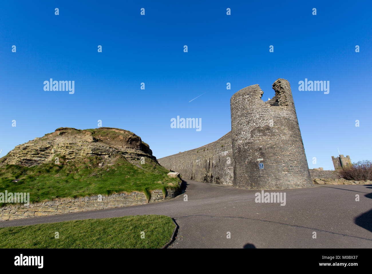 Città di Aberystwyth, Galles. Il Grado 1 elencati, del XIII secolo, rovinato resti di Aberystwyth Castle, con la torre sud in primo piano. Foto Stock