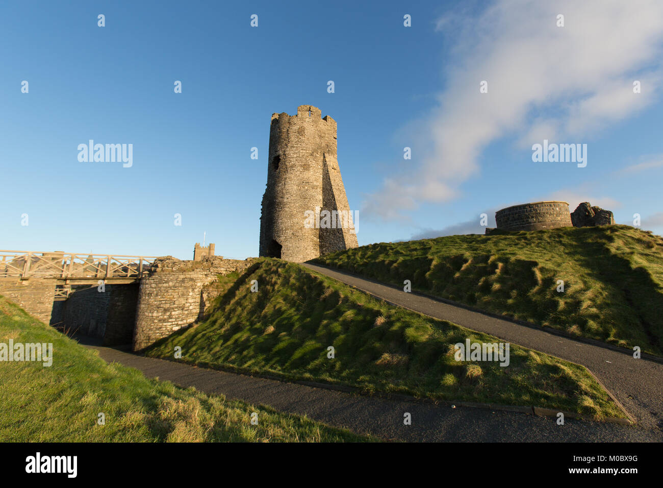 Città di Aberystwyth, Galles. Vista pittoresca del grado 1 elencati, del XIII secolo, rovinato resti di Aberystwyth Castle. Foto Stock