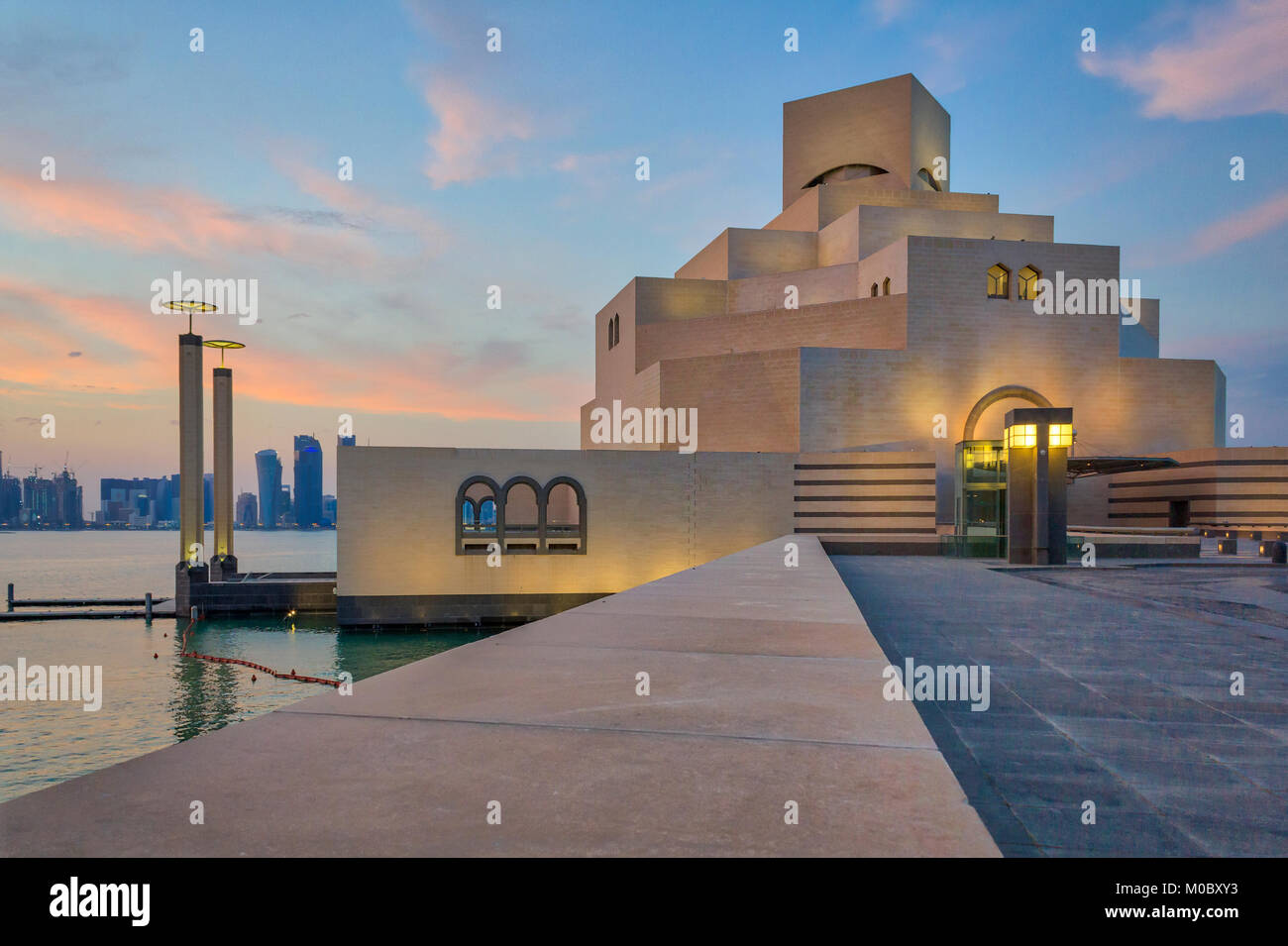 Il Museo di Arte islamica ,,di Doha in Qatar nella luce diurna e vista esterna con le nuvole nel cielo in background Foto Stock