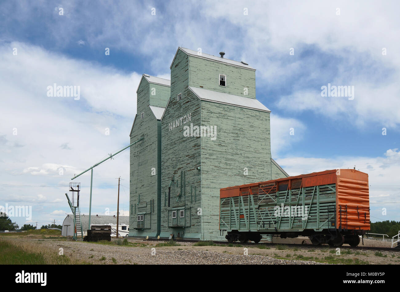 Legno storico elevatori delle granaglie situato in Nanton, Alberta, Canada. Foto Stock