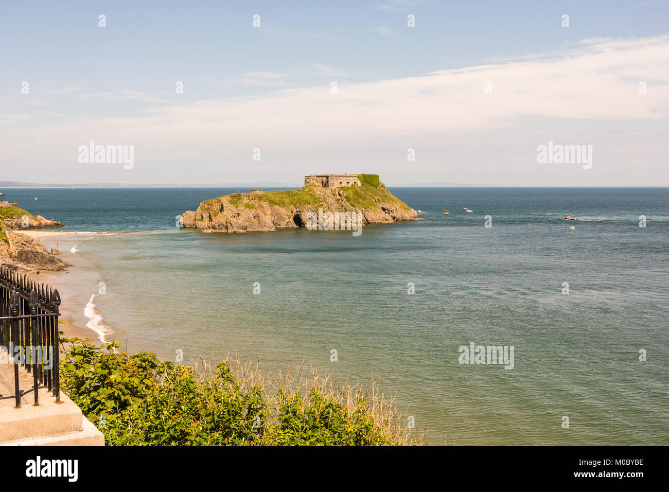 St Catherine's Island e Fort, visto dalla scogliera a Tenby, Pembrokeshire, Galles del Sud Foto Stock