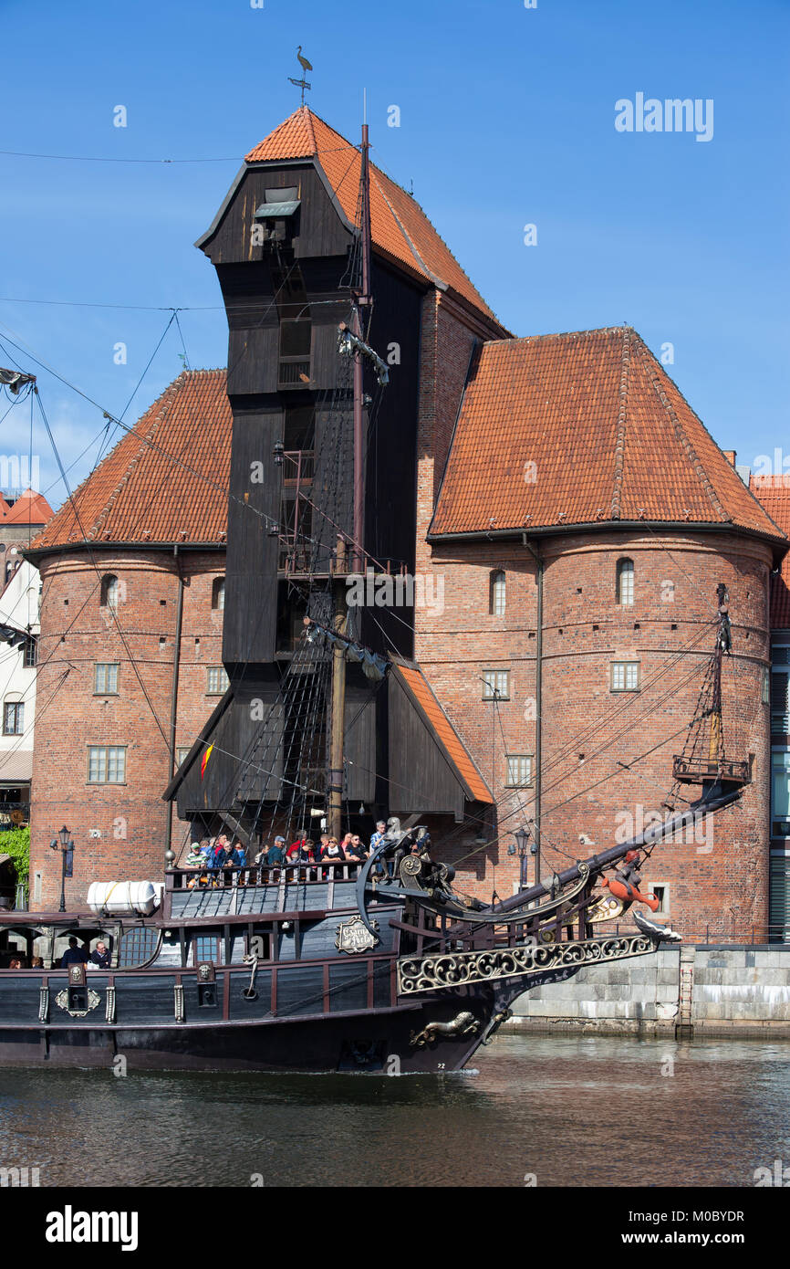La Gru (Żuraw) nella città di Gdansk in Polonia, hisitoric punto di riferimento e simbolo della città dal XV secolo, perla nera la nave dei pirati galeone sul Motlawa Foto Stock