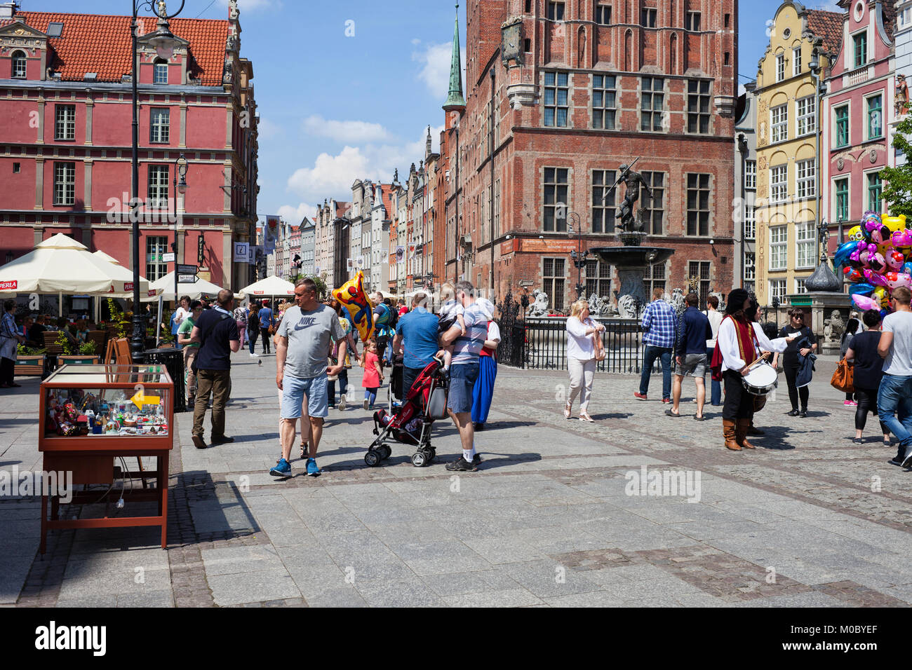 Città di Gdansk in Polonia, le persone, i turisti alla piazza della Città Vecchia sul mercato lungo via, accanto al vecchio municipio Foto Stock