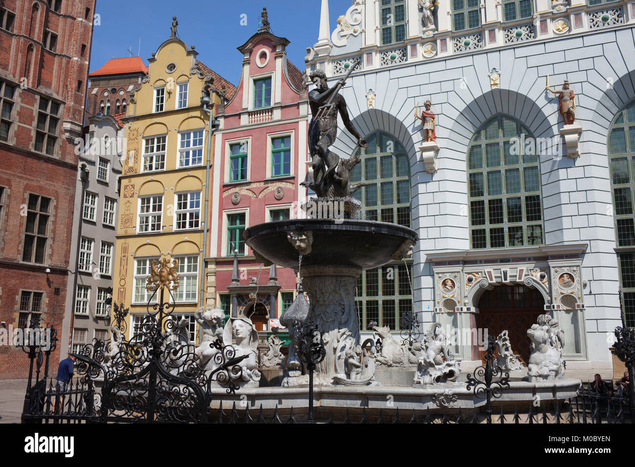 Fontana di Nettuno di fronte Artus Court e case storiche con timpano nel centro storico della città di Danzica, Polonia, Europa Foto Stock