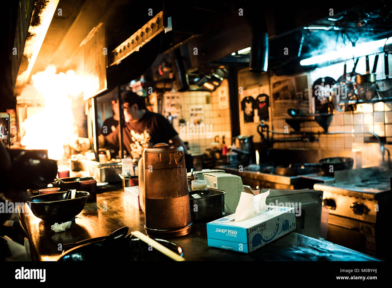 Uno chef cucinare ramen presso un ristorante Giapponese, Kyoto, Giappone Foto Stock