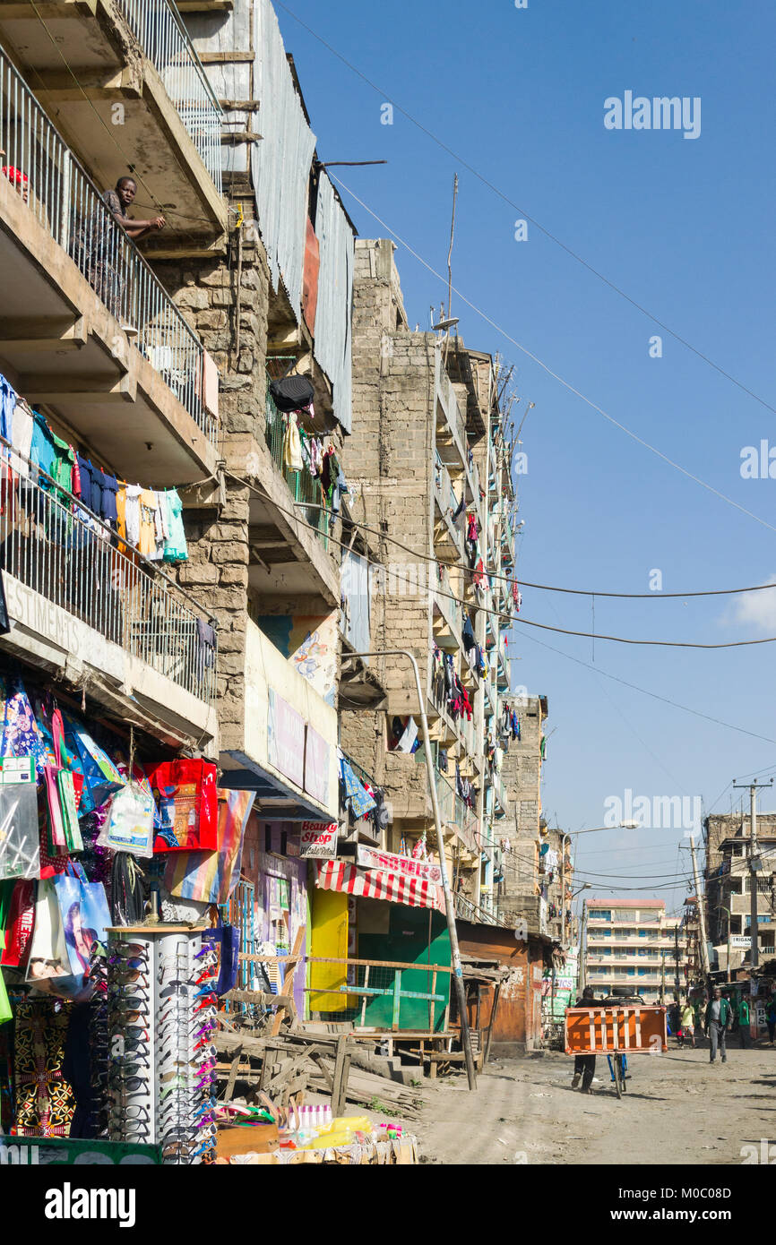 Vista giù per una strada a Huruma, un quartiere di Nairobi, mostrando persone ed edifici, Nairobi, Kenya, Africa orientale Foto Stock