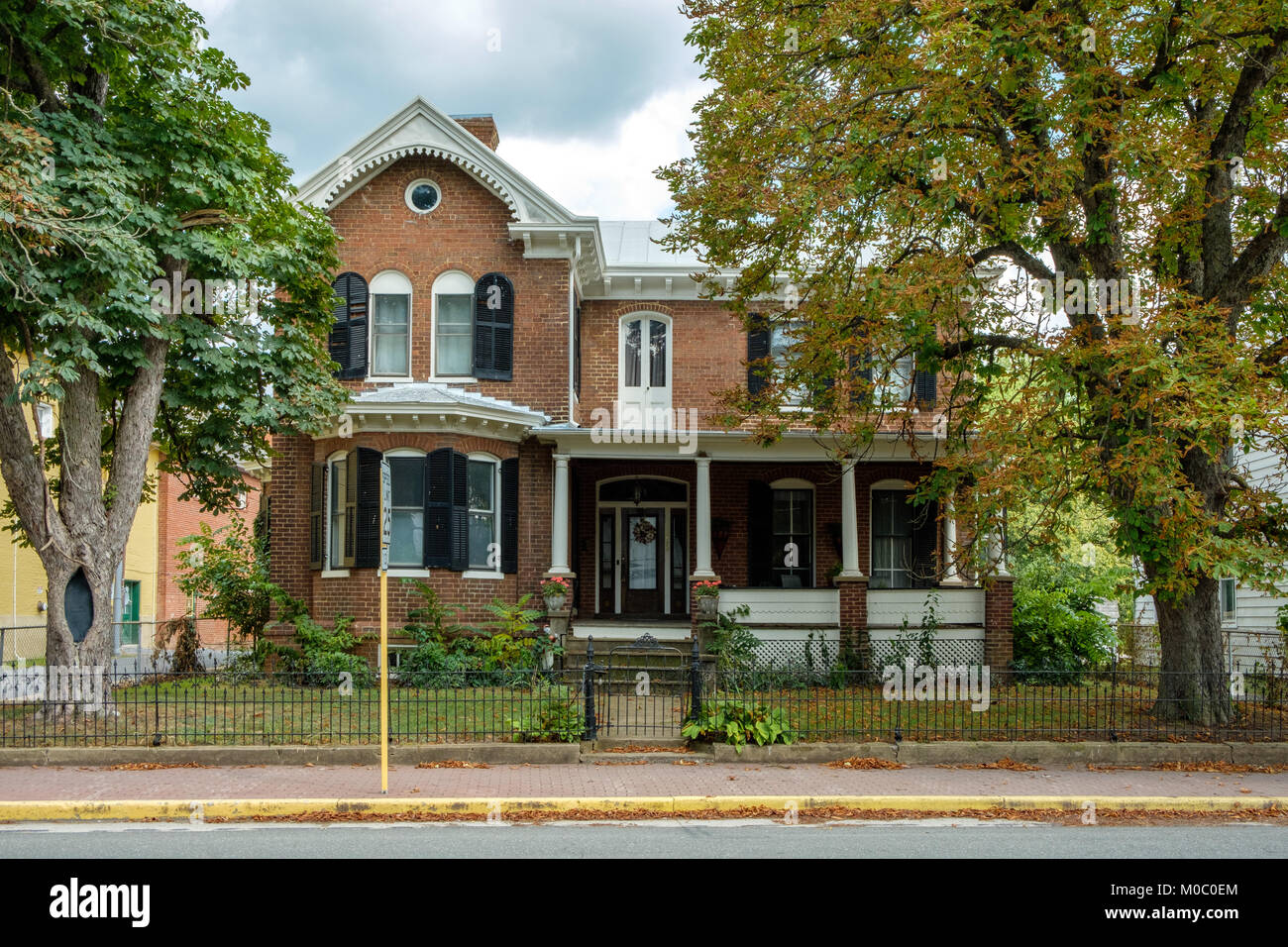 Twin Alberi, 5974 Main Street, Mount Jackson, Virginia Foto Stock