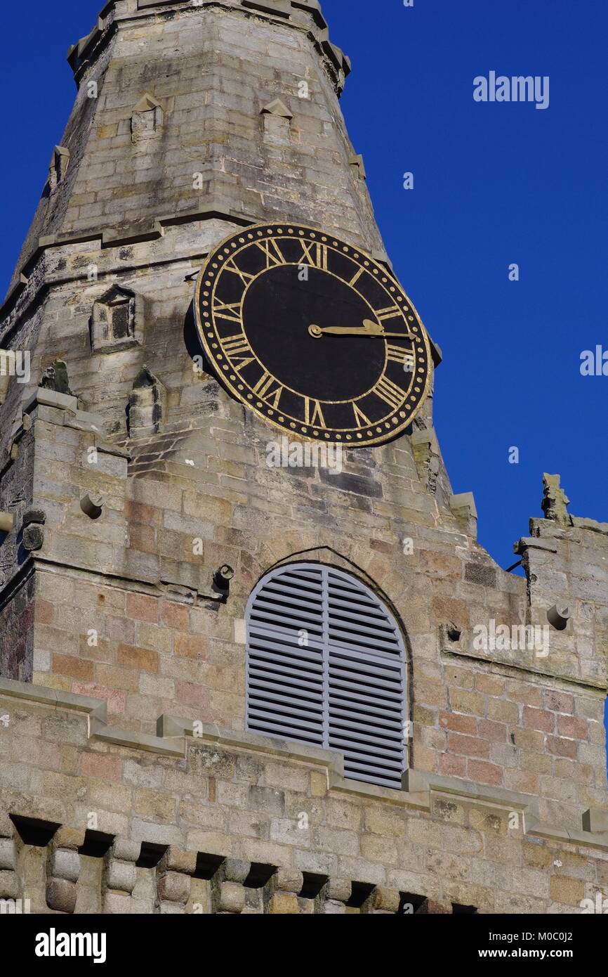 St Machar la guglia della cattedrale con orologio contro un ricco blu cielo, la vecchia città di Aberdeen. La Scozia, Regno Unito. Foto Stock