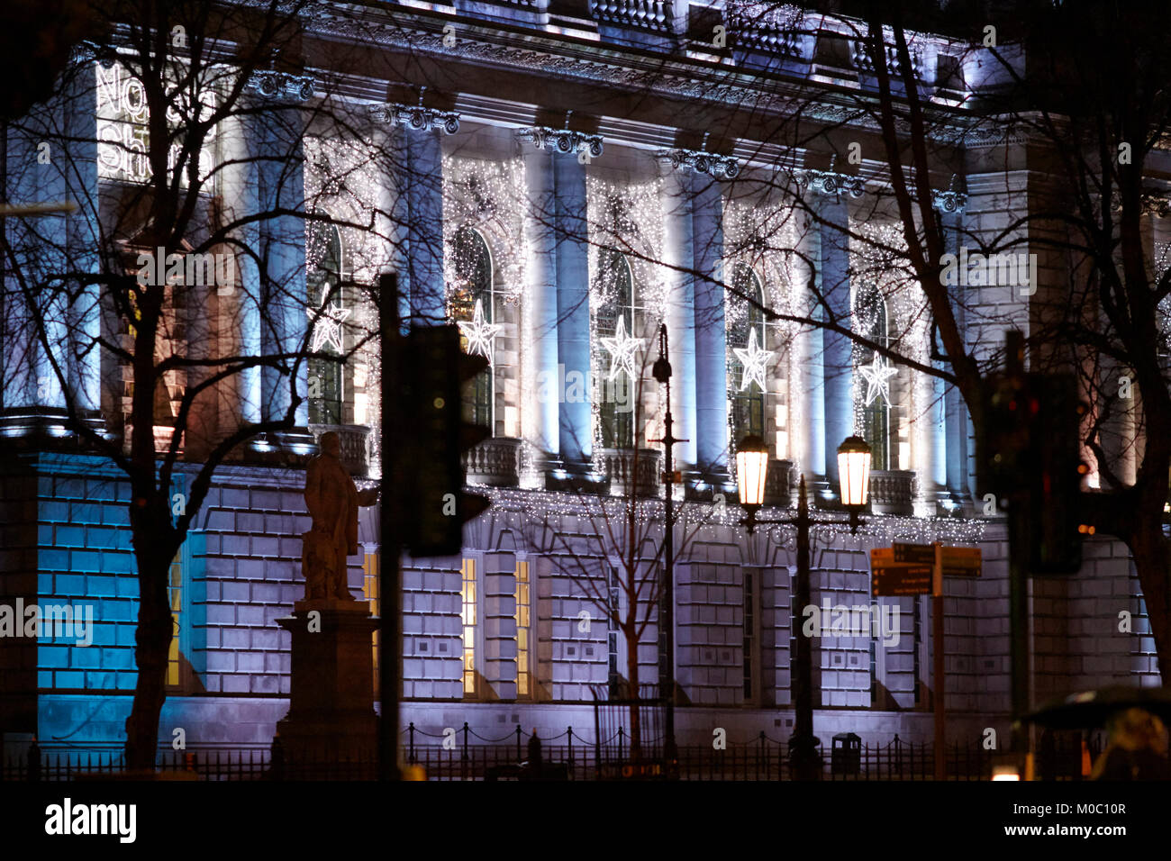 Basso consumo di energia led luci di Natale sul Municipio di Belfast Irlanda del Nord Regno Unito Foto Stock