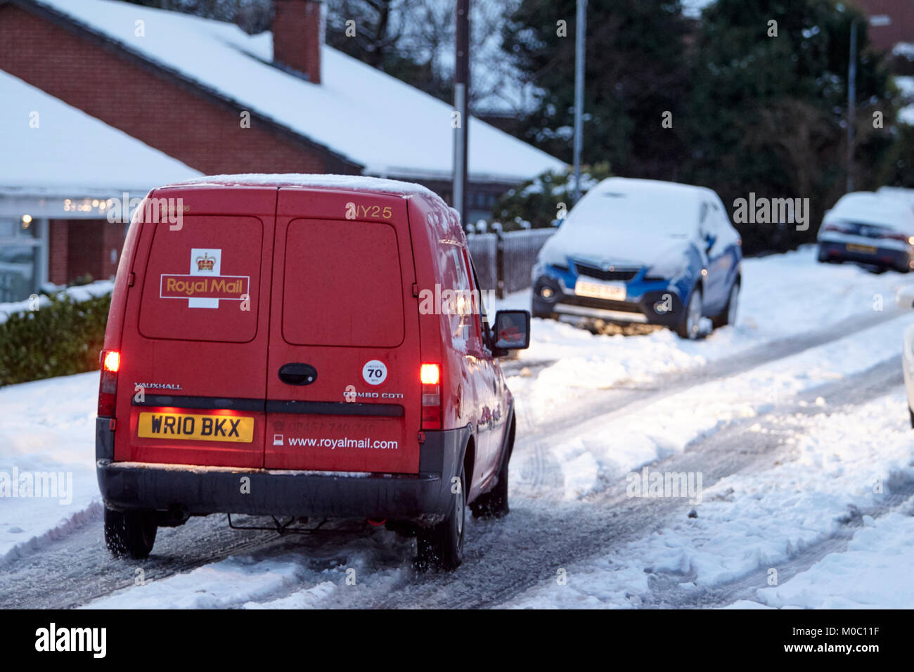Royalmail consegna postale van guidando lungo la strada coperta di neve a Newtownabbey Irlanda del Nord Foto Stock