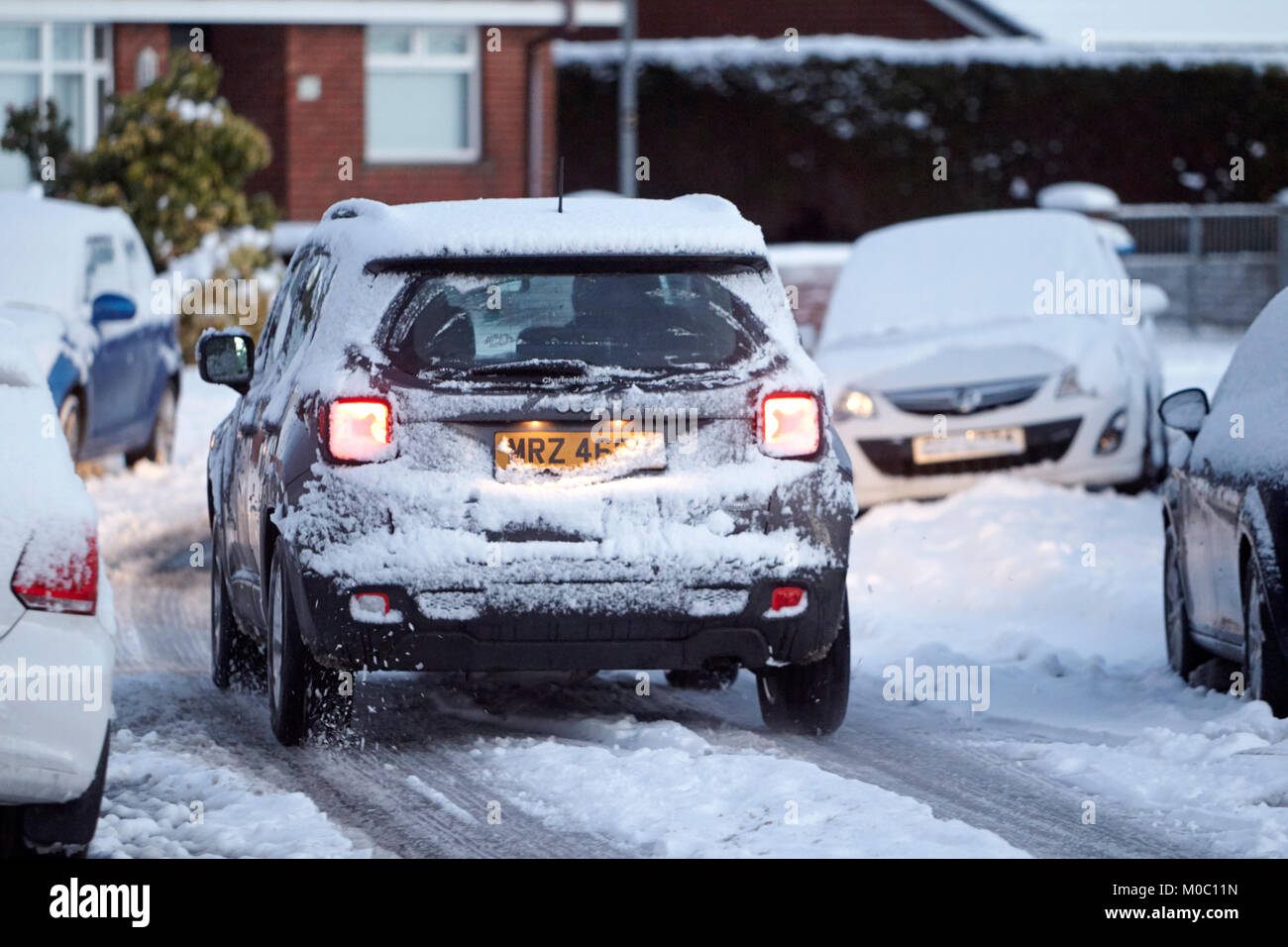 4x4 suv guidando lungo la strada coperta di neve a Newtownabbey Irlanda del Nord Foto Stock