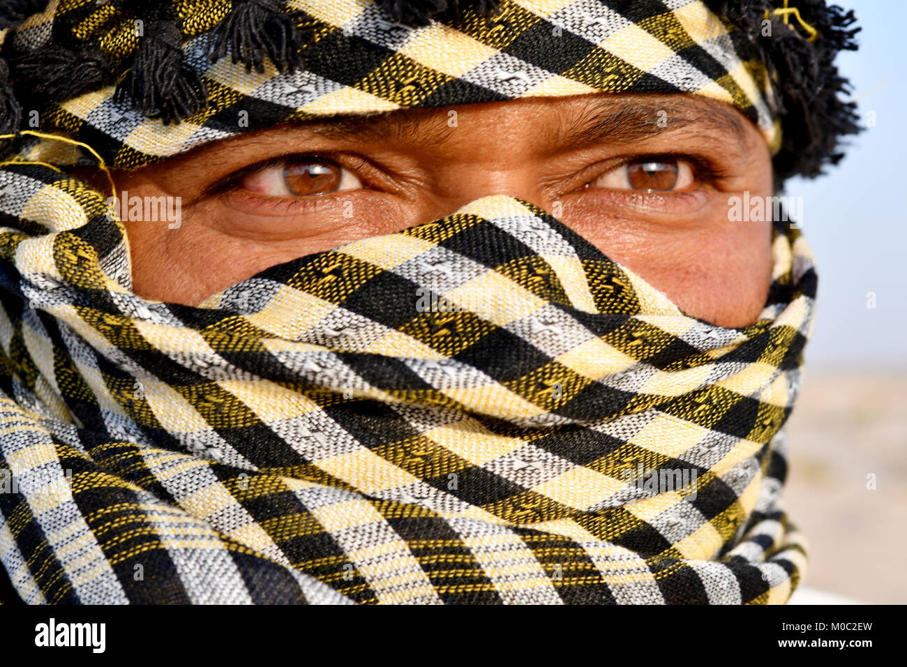 Close up ritratti di uomo Arabo nel deserto indossando una sciarpa di testa  come una tradizione di cultura Foto stock - Alamy