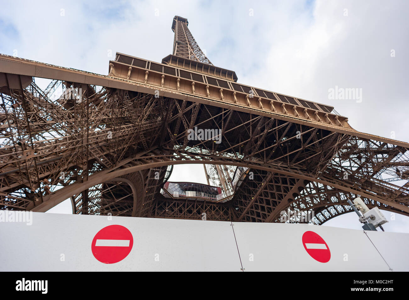 Nessun segno di entrata di fronte alla Torre Eiffel Foto Stock