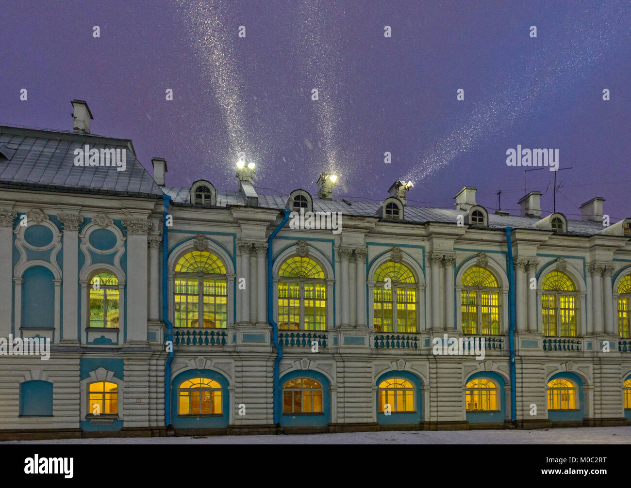 Smolny convento con illuminazione notturna a San Pietroburgo, Russia. Proiettori sul tetto brillare attraverso la caduta di neve. Foto Stock Smolny convento con illuminazione notturna a San Pietroburgo, Russia. Proiettori sul tetto brillare attraverso la caduta di neve. Foto Stock