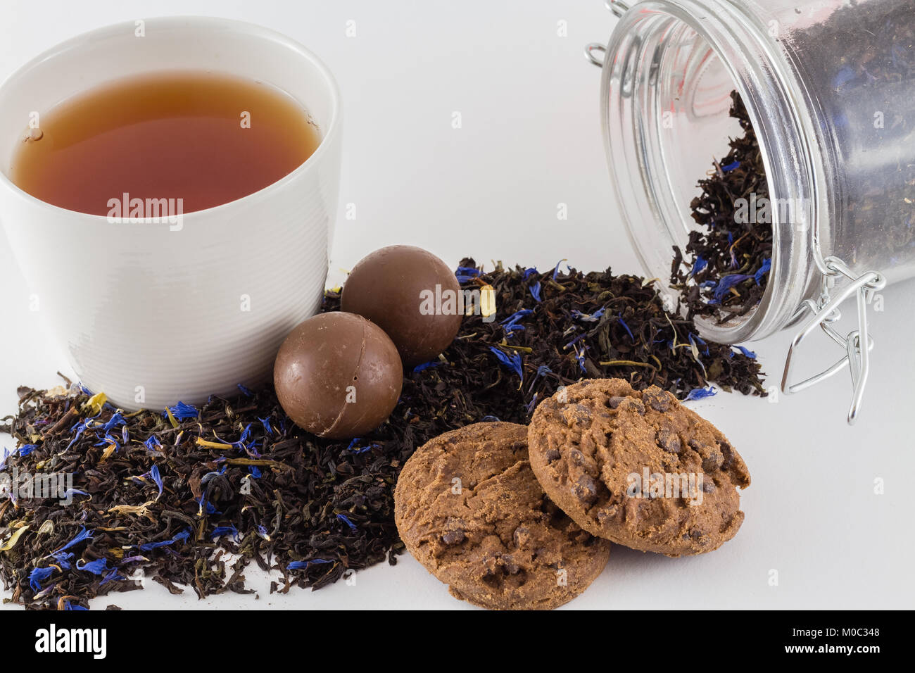 Tazza di tè con un fresco e le foglie di tè e tè vaso con le foglie di tè isolati su sfondo bianco Foto Stock